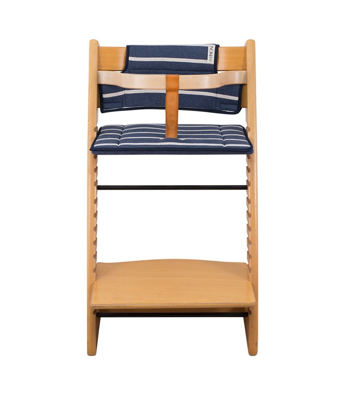 Stokke Tripp trapp - Vista frontal com retentor Sailor Stripes